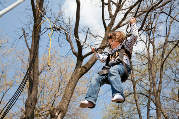 蹦极中的小女孩图片下载