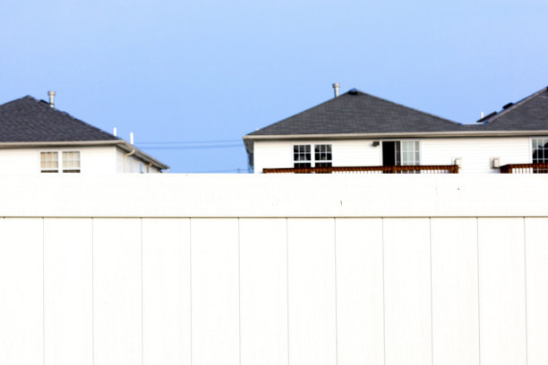 郊区——白色的篱笆和后面的房子图片下载