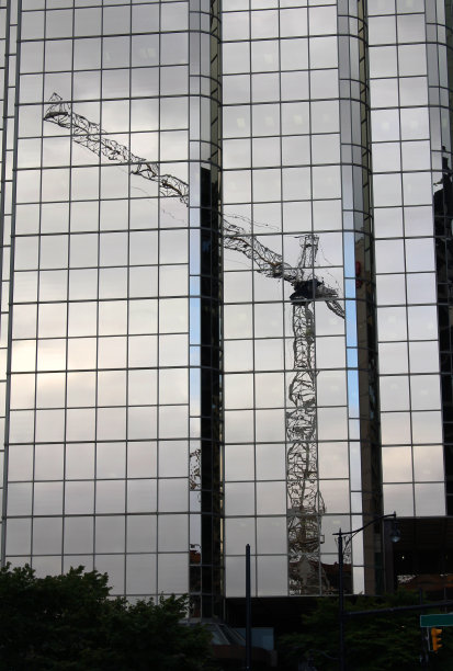 施工起重机反射垂直图片下载