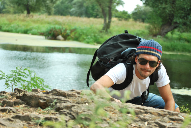 人们在攀登陡峭的山壁图片下载