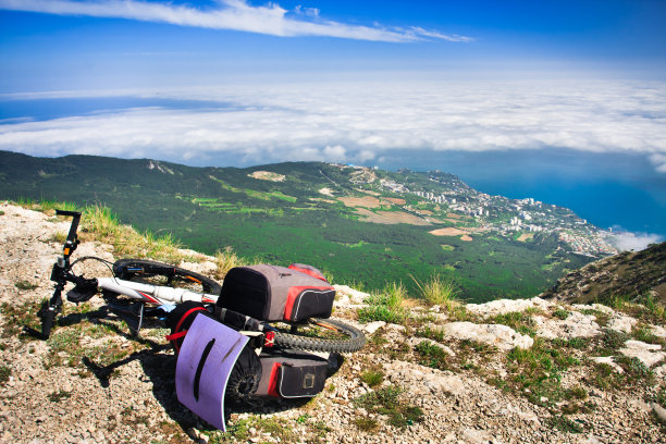 骑着自行车越过悬崖图片下载