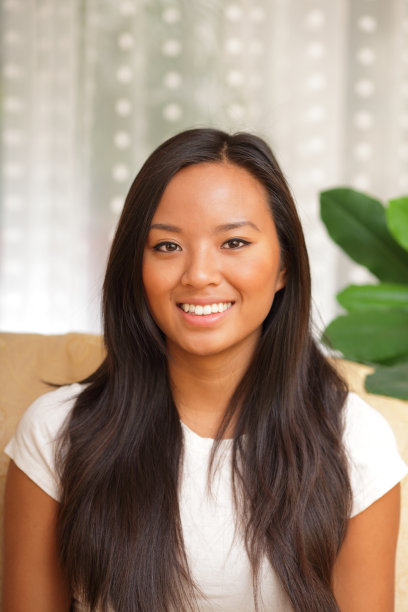 年轻快乐的亚洲女孩在家图片下载