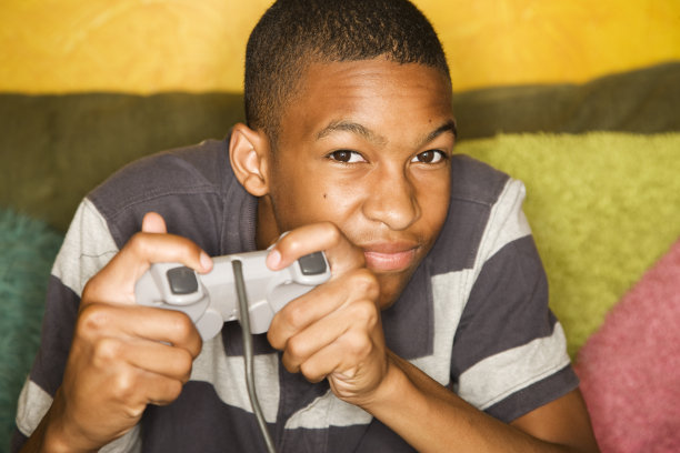 非裔美国男性玩电子游戏图片下载