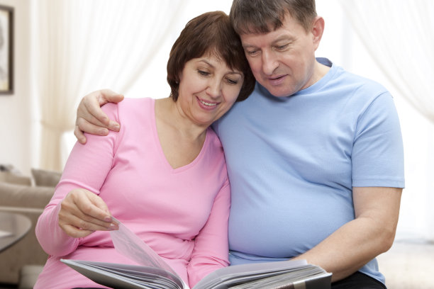 老夫妇看相册图片下载