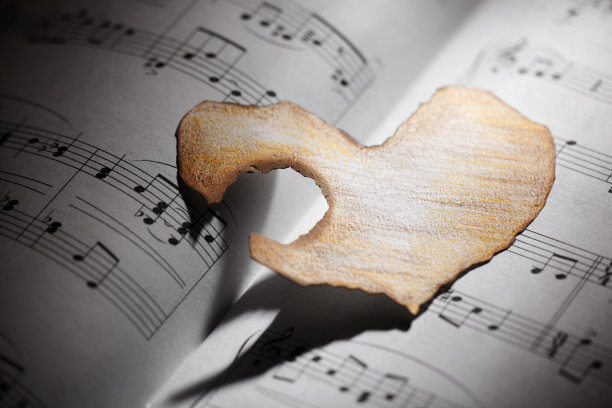 烧纸心在音符上。图片下载