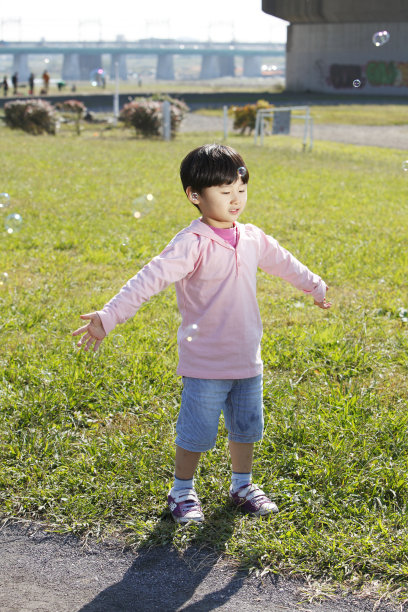 站的孩子图片下载