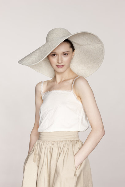 戴有帽檐的年轻女子图片下载