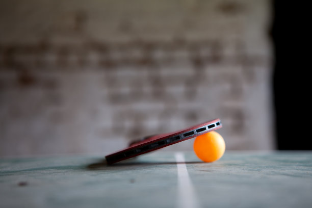 未使用的乒乓球拍和球图片下载
