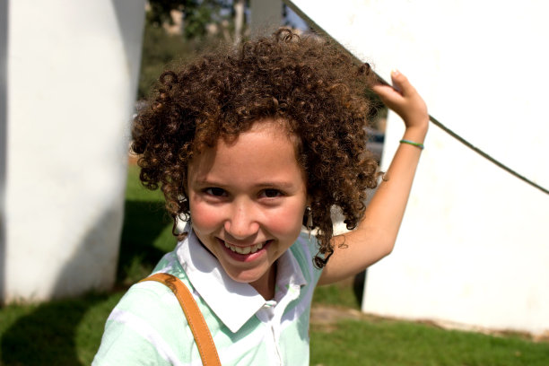 户外微笑少女的肖像图片下载