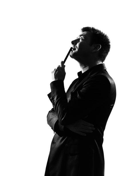 侧影男人沉思着抬头看画像图片下载