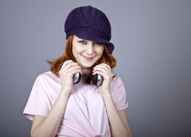 戴着耳机的时尚女孩。图片下载