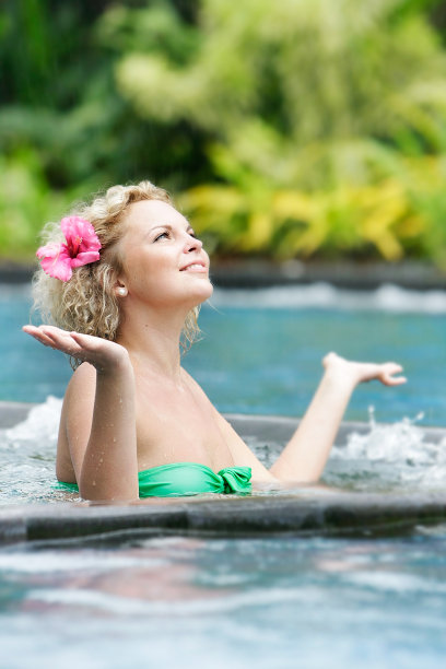 年轻漂亮的女人在雨中放松图片下载