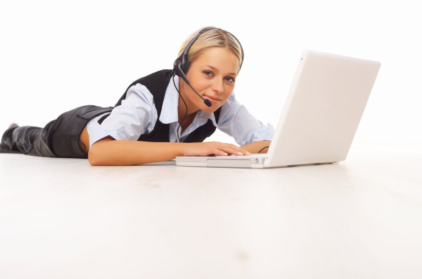 在地板上工作图片下载