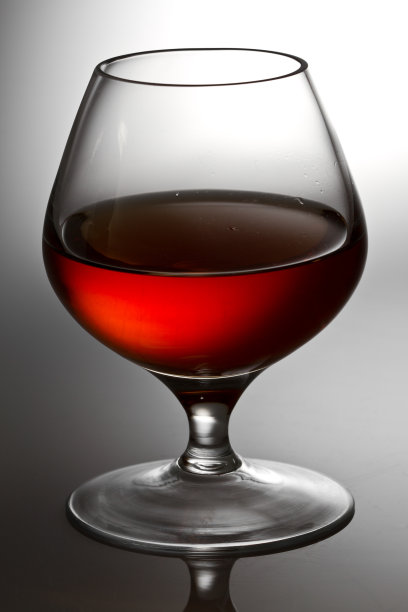 一杯白兰地图片下载