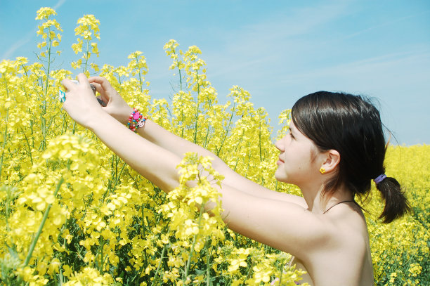 女孩拍摄花图片下载