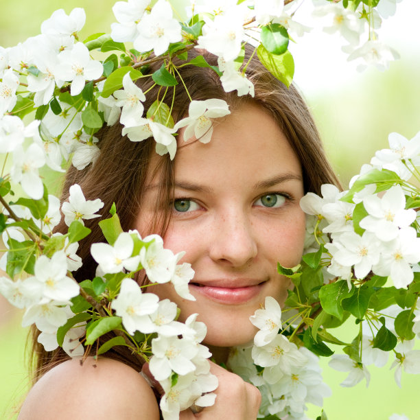 美丽的年轻女子放松在苹果树花园图片下载