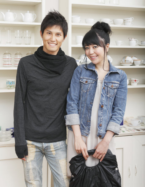 年轻的日本夫妇图片下载