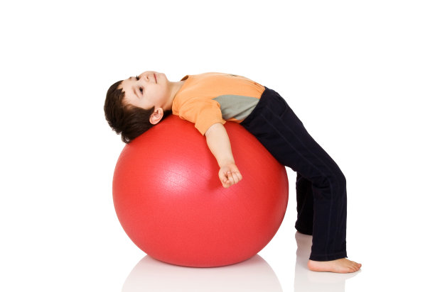 孩子在体操球上图片下载