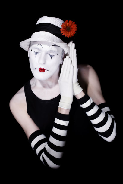 睡在白帽子里的小丑图片下载