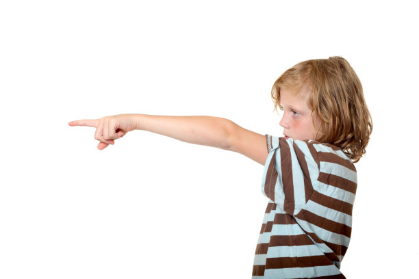 男孩指着图片下载