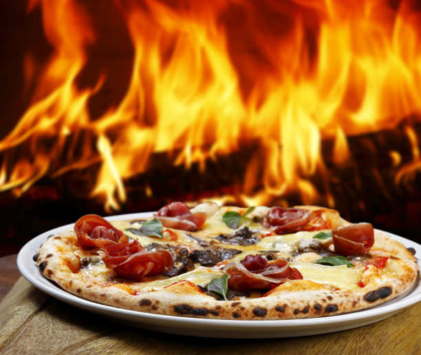 烧木头的烤箱里的披萨图片下载