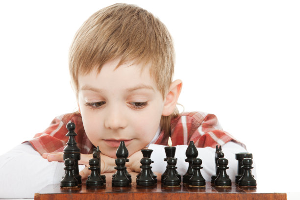 看象棋的男孩图片下载