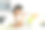 在厨房里用电脑的女人图片下载