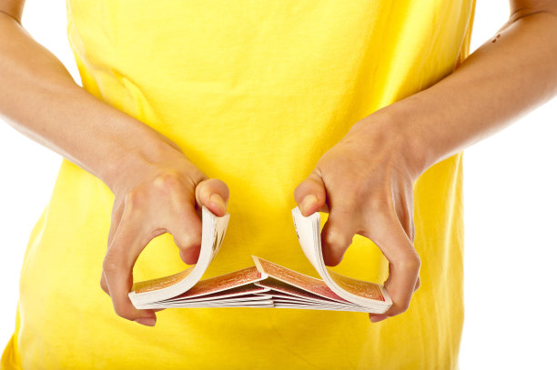 亚洲男孩洗牌的手图片下载