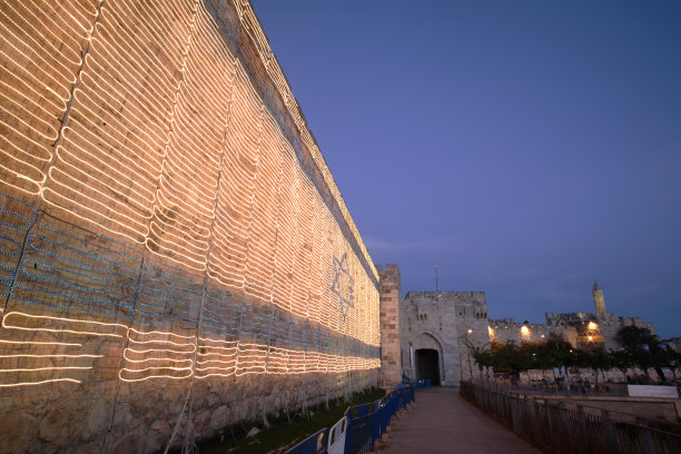 耶路撒冷老城墙上的以色列国旗图片下载