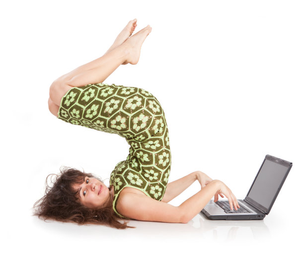 拿着笔记本电脑的女孩图片下载