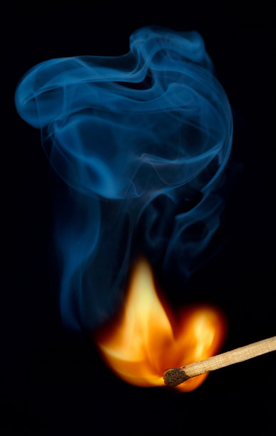 点燃火焰和烟雾图片下载