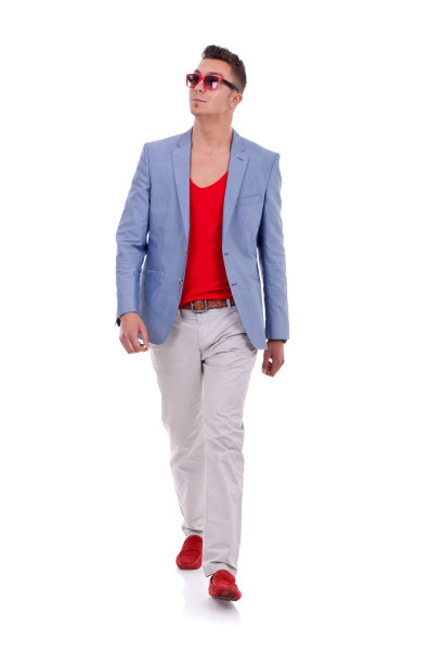 时尚的年轻人走路图片下载