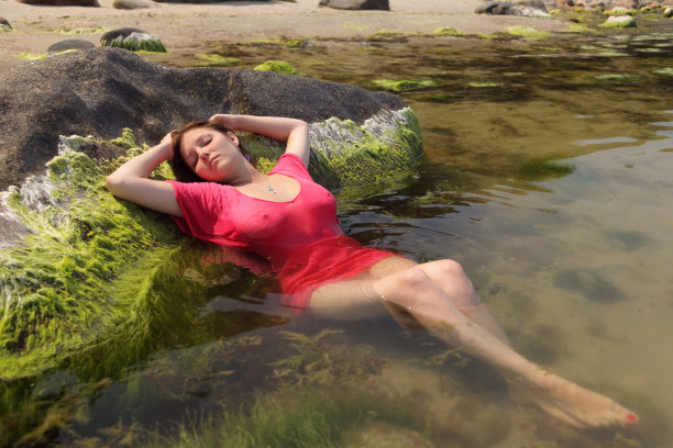 女孩在水里图片下载