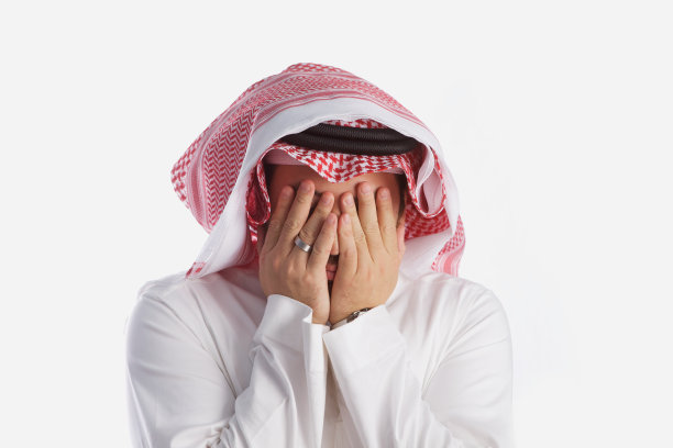用手捂住脸的阿拉伯男人图片下载