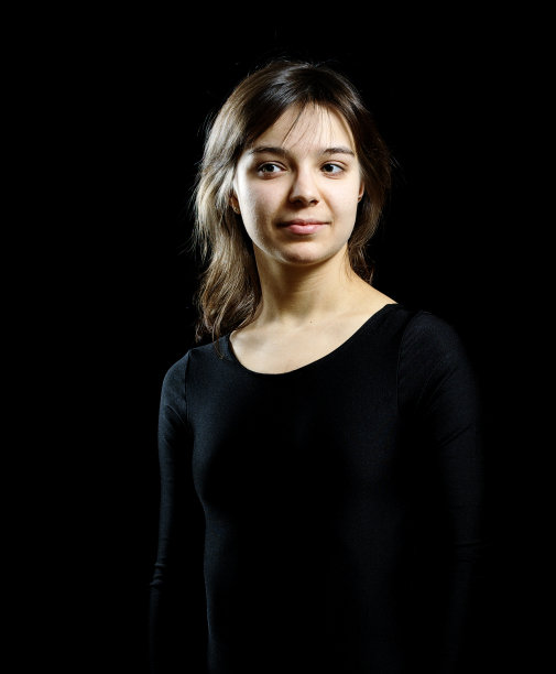 穿着黑色紧身衣的神秘女人的肖像图片下载