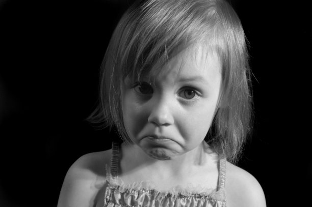 悲伤的小女孩图片下载