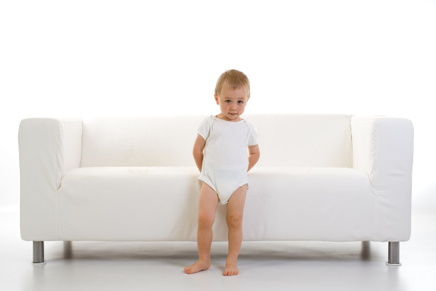 孩子和沙发图片下载