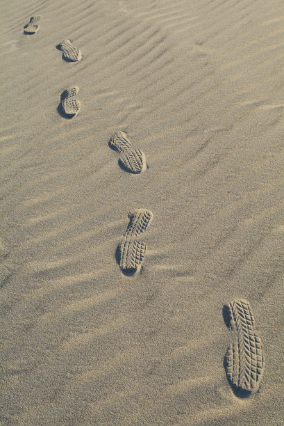 沙滩上的脚印图片下载