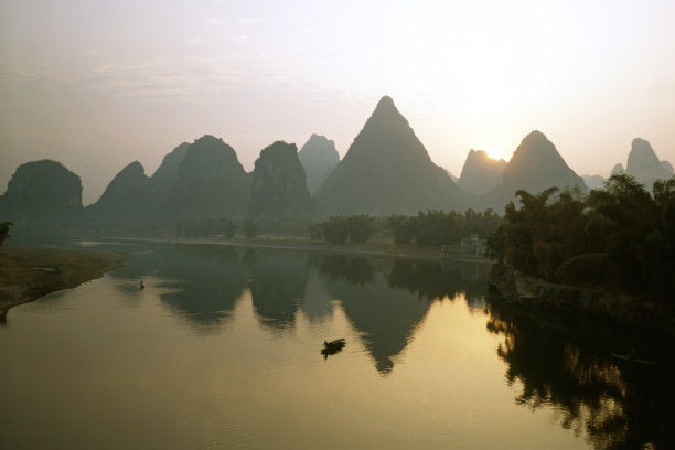 阳朔黎明时漓江图片下载