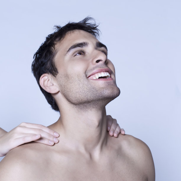 帅哥享受按摩的乐趣图片下载