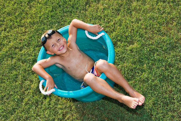 乡下人热水浴缸图片下载