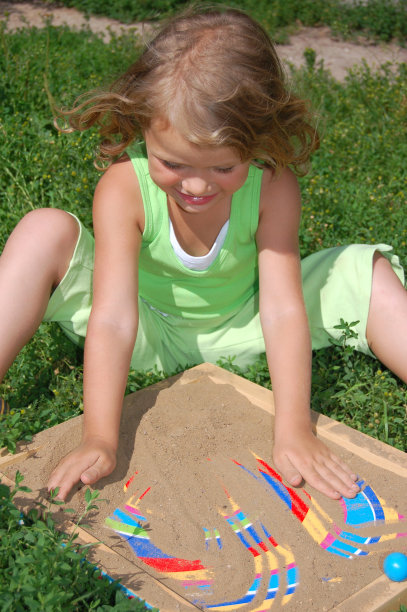 漂亮的女孩在玩沙子图片下载