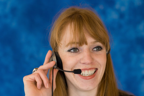 年轻的女商人戴着耳机图片下载