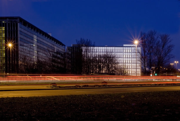 黄昏时分的办公楼图片下载