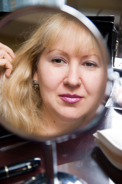 看着镜子图片下载