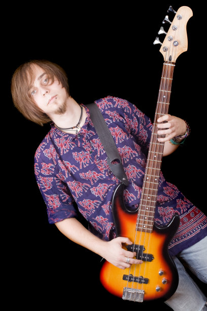 拿着吉他的年轻人穿黑衣服图片下载