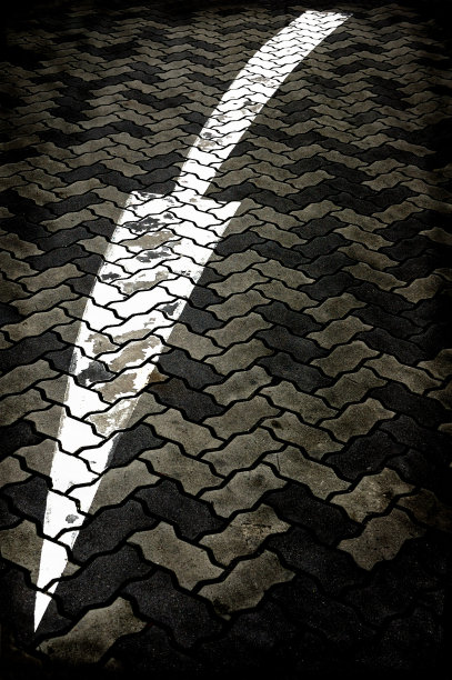 鹅卵石路上的箭头标志图片下载