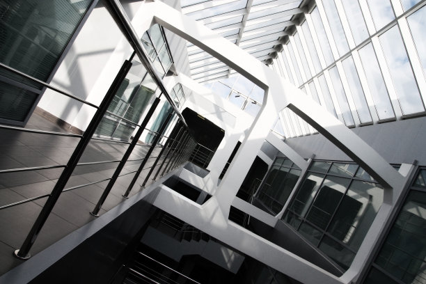 现代办公建筑内部。图片下载