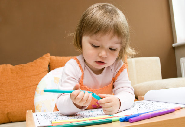 小女孩画的图片下载