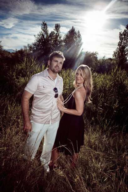 草地上的年轻时尚夫妇图片下载